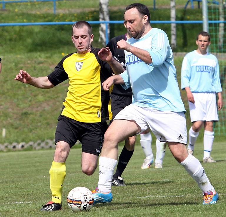 Fotbalisté Chlumce (žlutí) porazili Tisou a vykročili za záchranou v 1.B třídě.