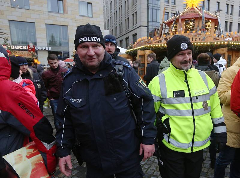 Vánoční trhy v Drážďanech střeží němečtí policisté společně s českými. Ve společných hlídkách procházejí o víkendech přímo tržnici.