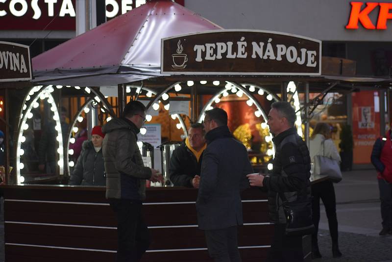 V pátek 26. listopadu začaly Adventní trhy na ústeckém Lidickém a Kostelním náměstí. Kvůli vládním nařízením ale musely už v 18:00 skončit. Trvaly tedy pouhý den.