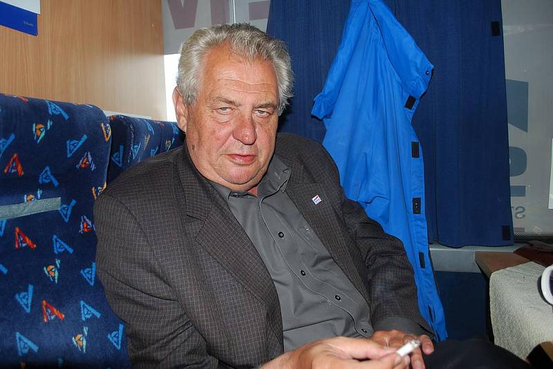 Miloš Zeman přijel v květnu 2010 se svým Zemákem na mítink na ústeckou Severní Terasu.