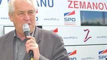 Miloš Zeman přijel v květnu 2010 se svým Zemákem na mítink na ústeckou Severní Terasu.