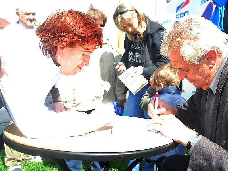 Miloš Zeman přijel se svým Zemákem na mítink na Severní Terasu.