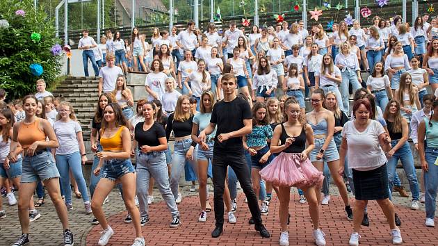 Studenti tancovali na ústeckém gymnáziu, loučili se s Alfrédem Dytrtem.