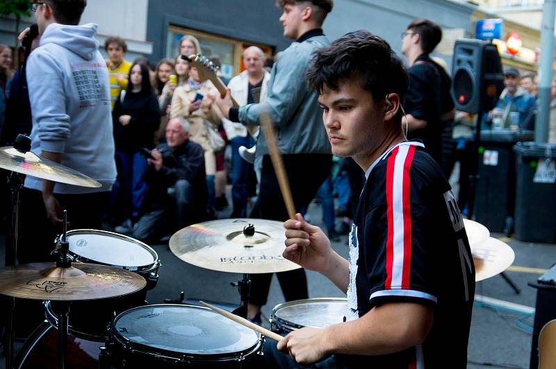 První koncert po ukončení karantény v Ústí přijela rozpustit do Pivovarské uličky policie. Někdo si prý stěžoval na hluk. Studentská kapela Paradox nicméně opomněla nahlásit zábor veřejného prostranství.