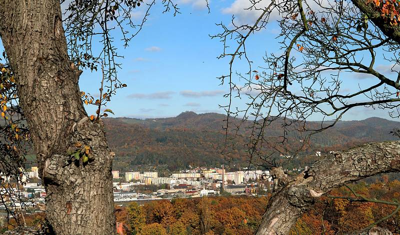 Vyhlídka Vlastimila Cajthamla je novým výletním cílem na území města Ústí nad Labem. Průhled směr Krásné Březno.