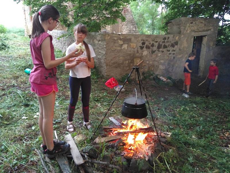 Zakázaná zeměkoule překážela, nové místo našla nedaleko kaple.