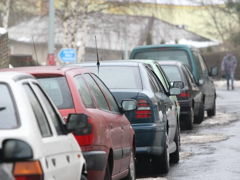  Parkování. Věčný problém nejen v centru města, ale i na Střekově. K nejhorším lokalitám v tomto směru patří například Tolstého, nebo Varšavská a Kramoly.