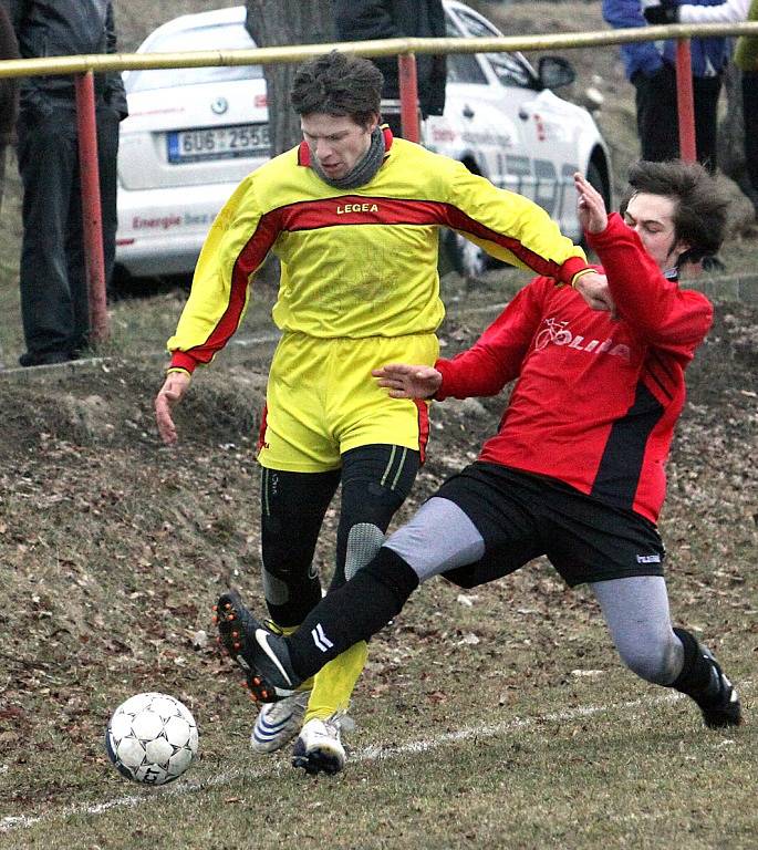 Fotbalisté Skorotic (žluté dresy) porazili doma Tisou po boji 3:2. 