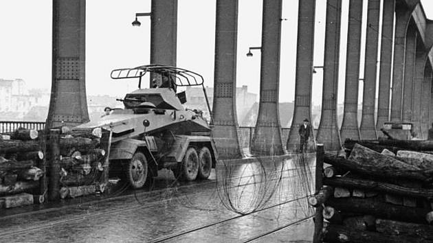 Nacistický obrněný automobil stojí na ústeckém silničním mostu přes Labe v říjnu 1938 po mnichovské zradě spojenců.