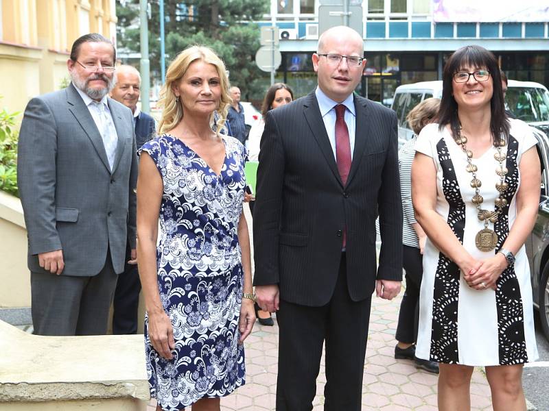 Na radnici v Neštěmicích přivítali premiéra Bohuslava Sobotku (ČSSD) a ministryni práce a sociálních věcí Michaelou Marksovou (ČSSD).