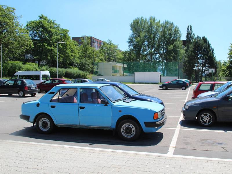 Nelegální parkoviště v ulici Stavbařů na Severní Terase.