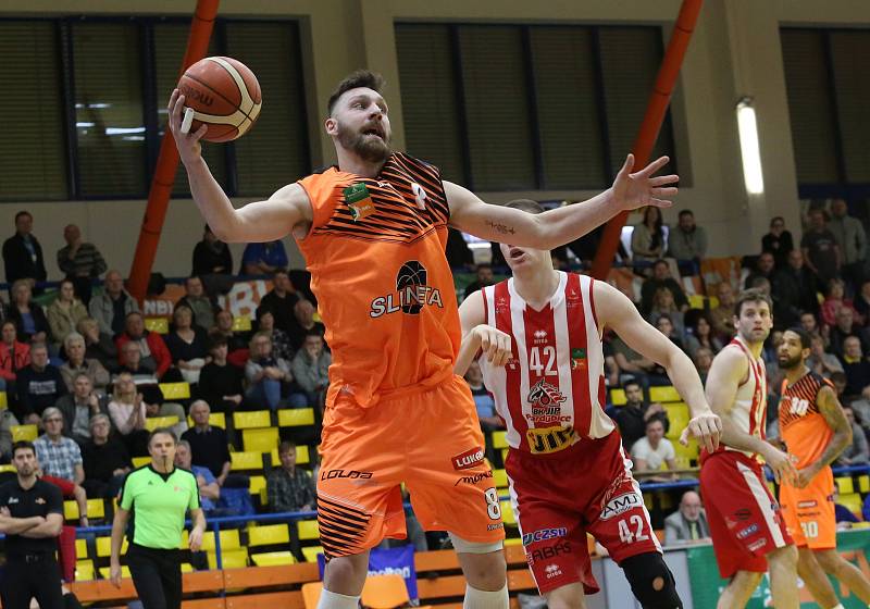 Basketbalové utkání Ústí - Pardubice. Foto: Karel Pech