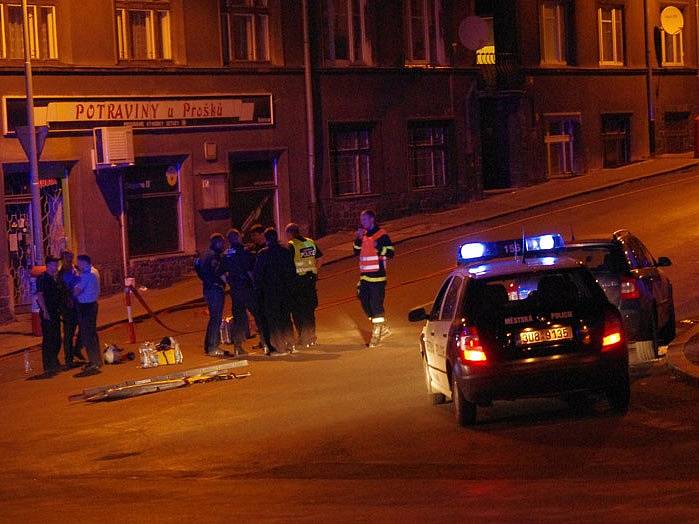Únik chloru v budově zdevastovaných Vrbenského lázní na Střekově si vyžádal zásah hasičů v protichemickém obleku a uzavření dvou ulic.