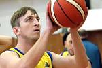 Basketbalisté Slunety USK Ústí n/L (žlutí) porazili v utkání 11. kola II. ligy BK Klatovy a postoupili na druhé místo tabulky skupiny A
