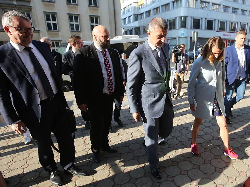 Členové vlády ČR včetně premiéra Andreje Babiše dorazili z Teplic do Ústí nad Labem.