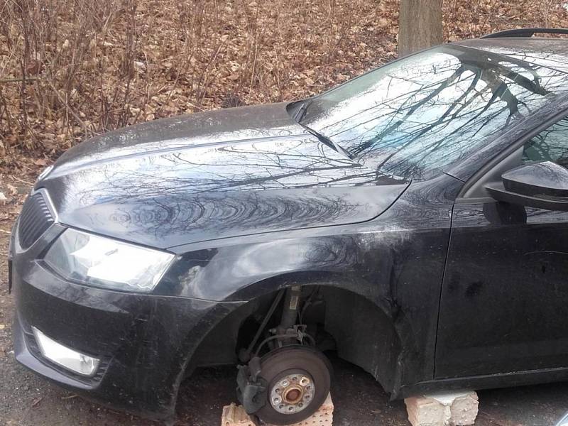 Takhle dopadl služební vůz Dany Kostiščové ze Severní Terasy. Neznámí pachatelé jí v noci ze soboty na neděli odmontovali z auta disky včetně pneumatik.