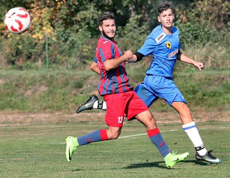 Fotbalisté Chabařovic (v červenofialovém) smetli v 8. kole I. B třídy Dubí 6:0. Foto: Deník/Rudolf Hoffmann