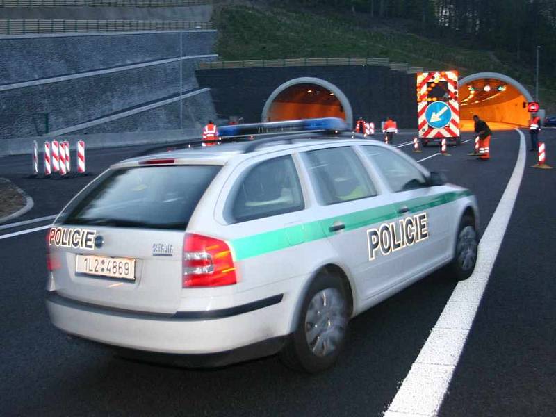 Policie dohlíží na průjezd tunely