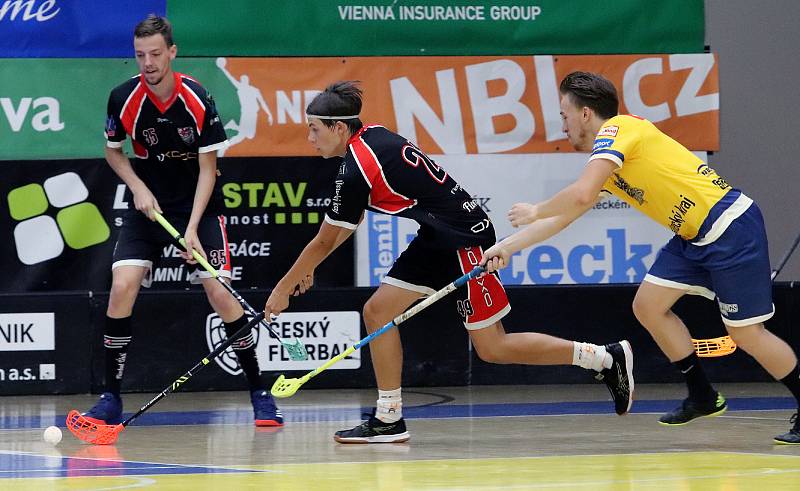 Ústečtí florbalisté (černé dresy) si v rámci přípravy zahráli proti North Wings Ústí (žlutá trika), nově vzniklém týmu univerzitních hokejistů.