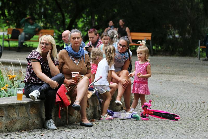 I přes deštivé počasí se i tuto neděli v mušli v Městských sadech odehrála trojice koncertů známá jako Malý Hamburk.