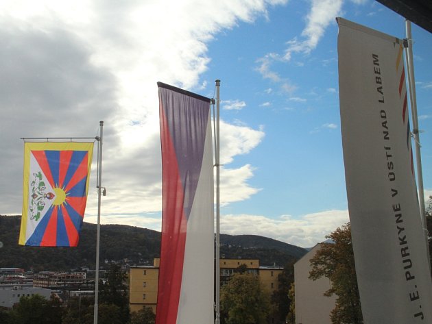 Nad ústeckou univerzitou zavlála tibetská vlajka.