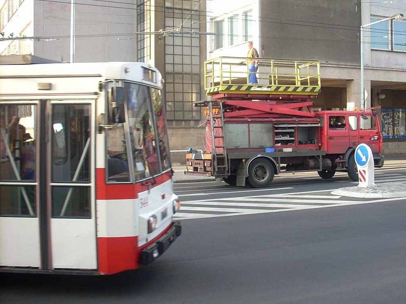 Problémy s křížením u Divadla zablokovaly trolejbusový provoz
