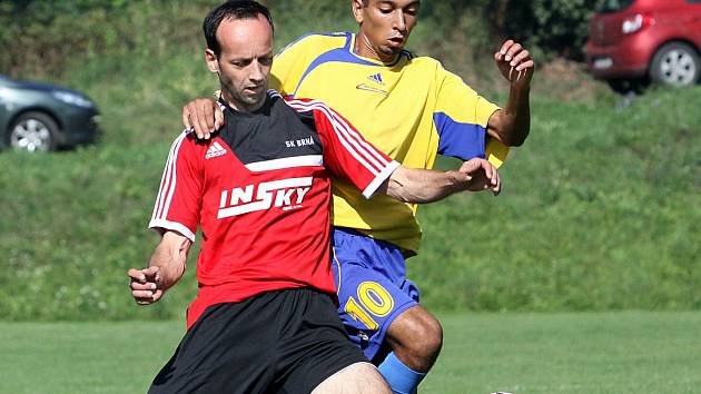 Fotbalisté Brné (vlevo Prosek) ovládli podzimní část 1.A třídy. 