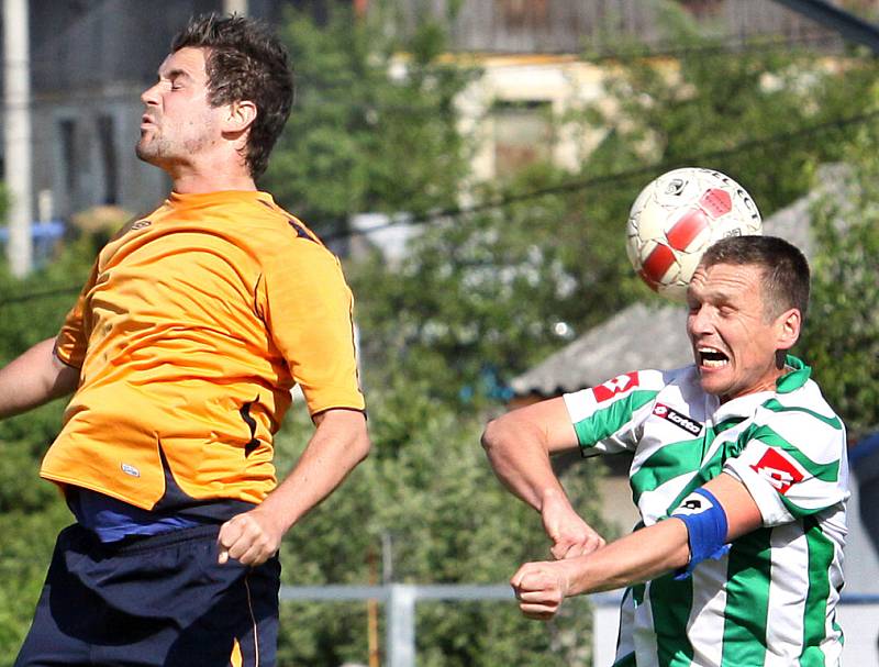 Fotbalisté Libouchce (zeleno-bílé dresy) zvítězili v derby na hřišti Jílového 3:1.
