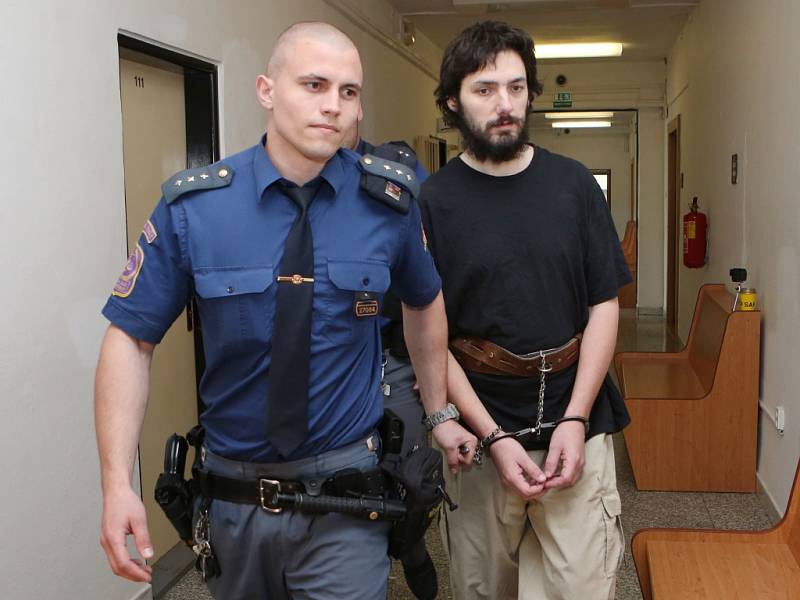U Krajského soudu začalo líčení se Zdeňkem Hryščenkem, který na Střekově ve speciálně upravené garáži věznil dva mladistvé.