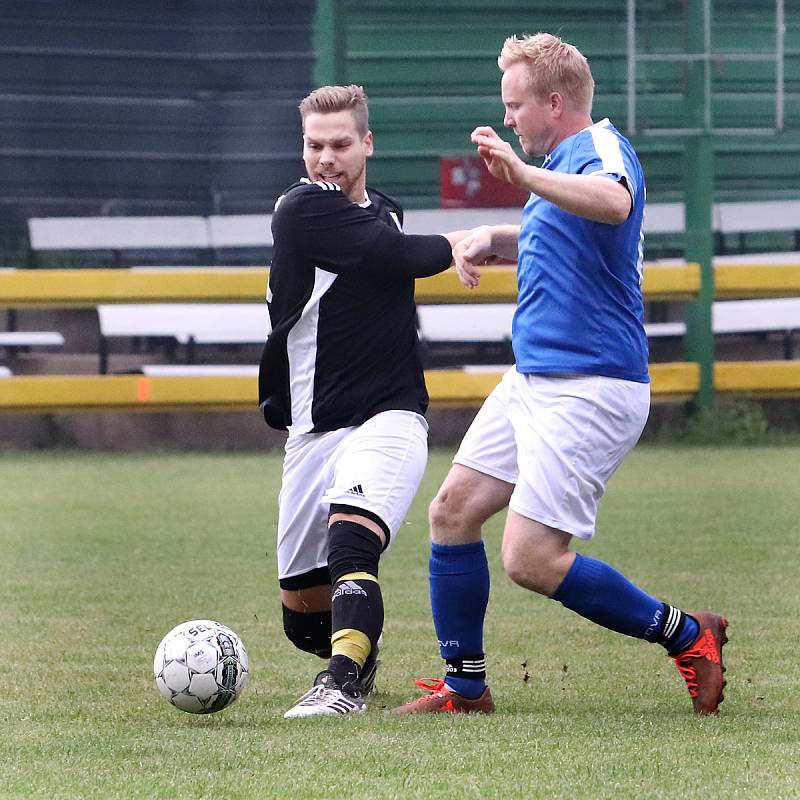 II. třída 2- kolo - hráno ve Svádově. Malečov (černá trika) porazil Chlumec B (modrá trika) 4:0.