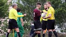 I. A třída 21.kolo. Fotbalisté Neštěmic (červenočerní) podlehli Libouchci (zelenobílé dresy) 1:3.