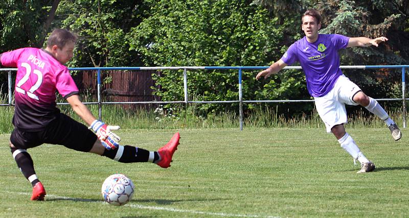 Fotbalisté Přestanova (v bílofialovém) si v domácím prostředí vyšlápli v derby na Chabařovice, které porazili 4:1.