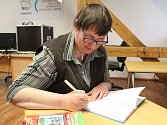 Stanislava Krajíčková v úterý odpoledne v severočeské vědecké knihovně v Ústí představila svou první a hned úspěšnou knížku Nabu, Nelsí a škola pro superpsy.