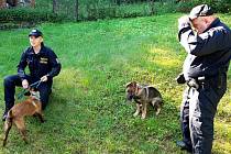 Policisté cvičí dvě štěňata do týmu služebních psů