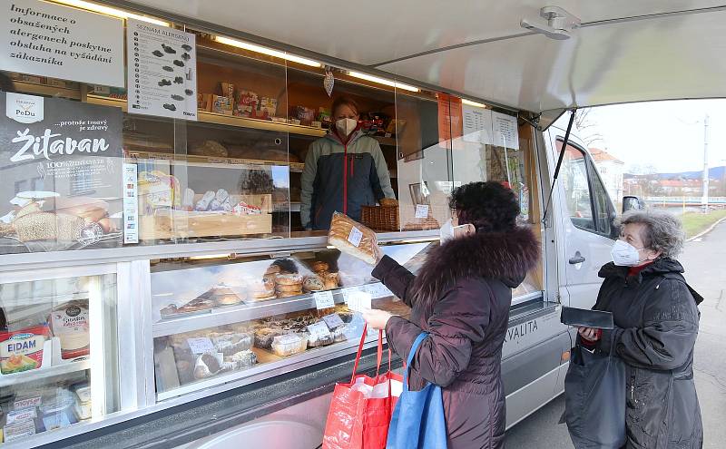 Pojízdná pekárna z Dubí PeDu jezdí po celém kraji a rozváží čerstvé pečivo. V pátek 5. března přijela pojízdná prodejna do Trmic na Ústecku.