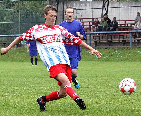 Fotbalisté rezervy Velkého Března doma porazili Malé Březno (modří) vysoko 5:1.