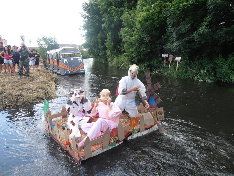 Košťovské neckyády se zúčastnilo 23 plavidel.