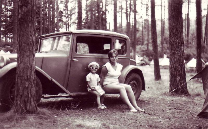 Kemp Hamr na Jezeře - já, moje maminka a naše fáro. Foto Lenky Horákové je z července 1969.