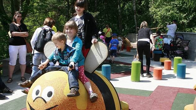 Nové dětské hřiště přišlo zoologickou zahradu na 6,2 milionu korun. Peníze dostala od města. Podobně dostala 1,2 milionu na tulení bazén nebo 2 miliony na projekt nového slonince.