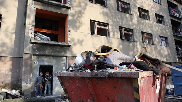 Jeden z domů mezi ulicemi Sklářská a Průmyslová jeho majitel opravuje. Nepořádku vynosili dělníci tolik, že se nevejde ani do přistaveného kontejneru. Budou zde nové byty. Nepořádek okolo ale zůstane, není na jeho pozemcích. 