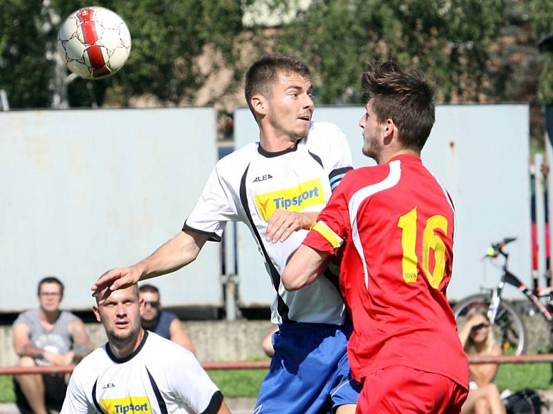 Trmice (bílí) rozdrtily Benešov 7:1. 