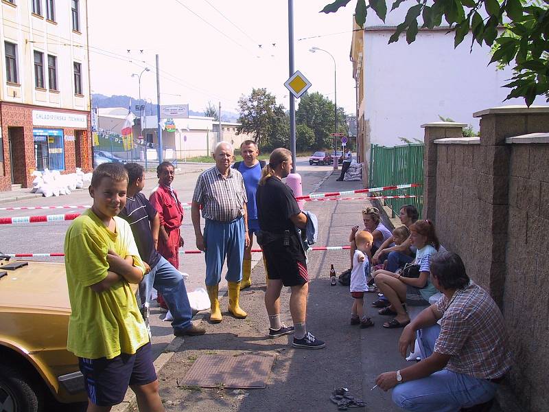 V neděli 18. srpna 2002 začalo Labe postupně ustupovat, snímky jsou z Krásného Března.