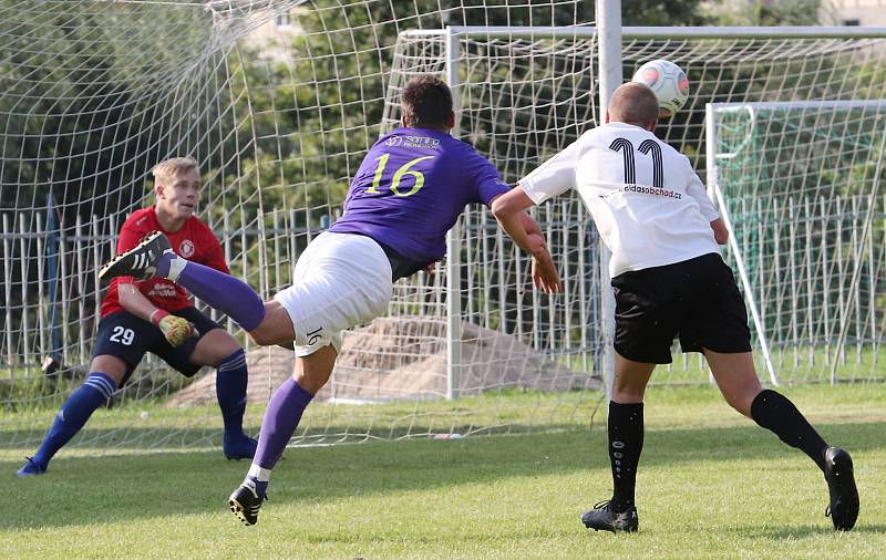 Fotbalisté Velkého Března (bíločerní) po vyrovnaném průběhu porazili Přestanov (fialovo-bílí) 3:2.