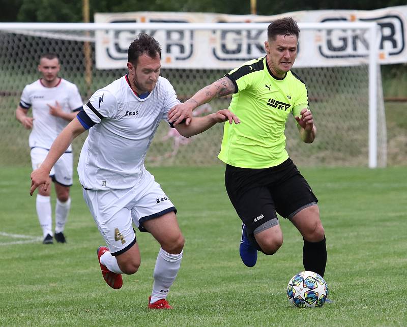 Fotbalisté SK Brná (zelenočerní) porazili ve 3. kole krajského poháru TJ Krupka (bílí) 3:1.