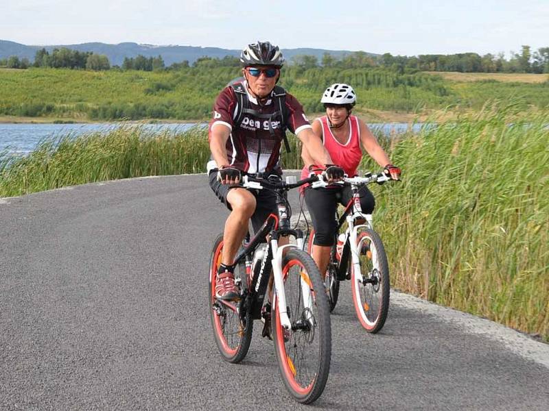 Jezero Milada láká cyklisty i turisty.