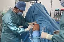 Trend je miniinvazita při operacích. Plazma pomáhá od bolesti kloubů, říká chirurg Avenarius.