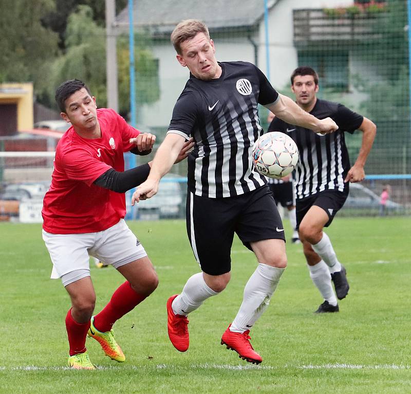 I.B třída - 5. kolo. Mojžíř (černobílí) porazil Sokol Unčín (červenobílí) poměrem 6:1.