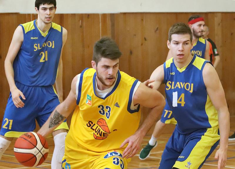 Basketbalisté Slunety USK Ústí n. L. (ve žlutém) porazili ve 12. kole 2. ligy basketbalistů konkurenční Litoměřice B 82:55.