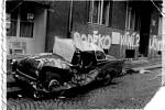 Zápisky z karantény Jiřiny Plecité například osvětlují, jak vznikla slavná fotografie ze srpna 1968, kdy na hlavní ústecké třídě přejel tank automobil.