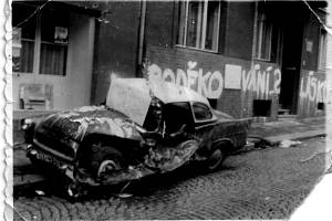 Zápisky z karantény Jiřiny Plecité například osvětlují, jak vznikla slavná fotografie ze srpna 1968, kdy na hlavní ústecké třídě přejel tank automobil.